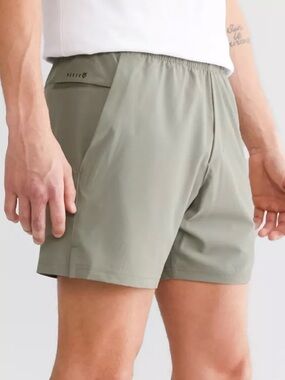 Veece Solid Stretch Short in Eucalyptus